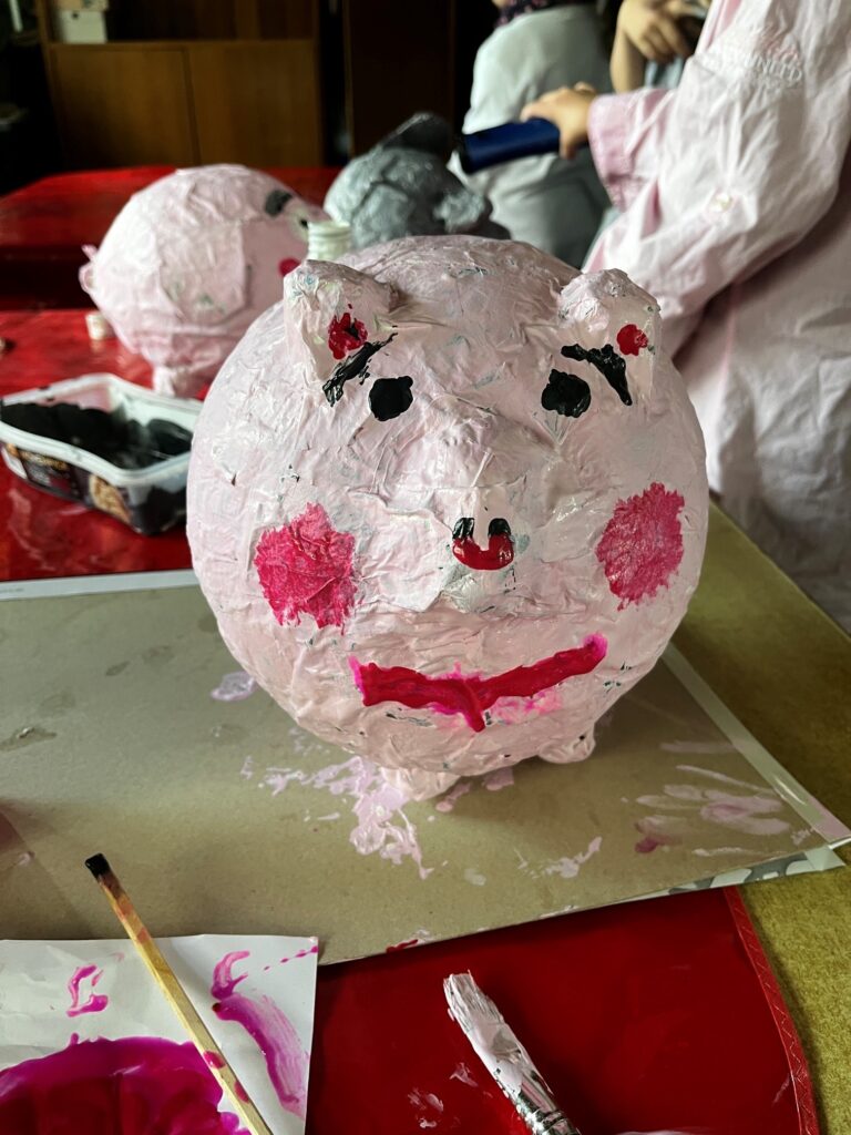 Die „Schweinchen“ AG – Kreative Köpfe am Werk